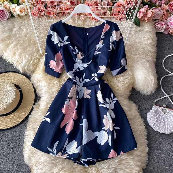 Salopetă scurtă de damă cu model floral și mâneci scurte