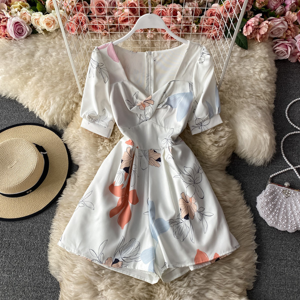 Salopetă scurtă de damă cu model floral și mâneci scurte