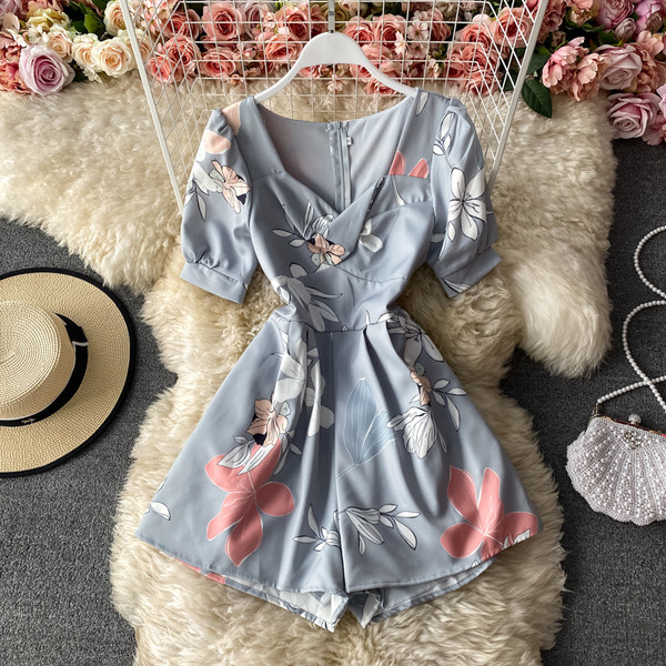 Salopetă scurtă de damă cu model floral și mâneci scurte