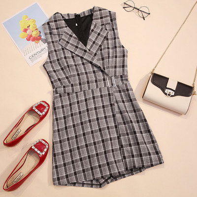 Salopeta dama in carouri cu curea si decolteu spitz