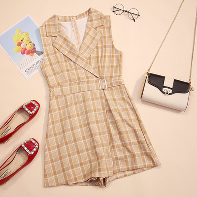 Salopeta dama in carouri cu curea si decolteu spitz