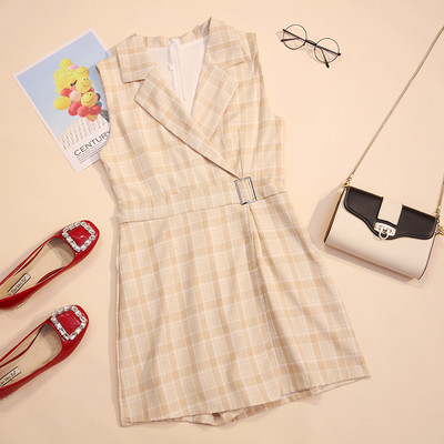 Salopeta dama in carouri cu curea si decolteu spitz