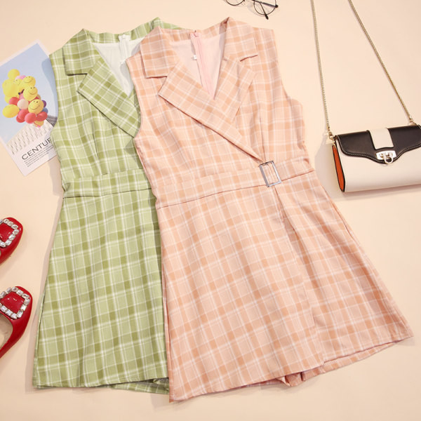 Salopeta dama in carouri cu curea si decolteu spitz