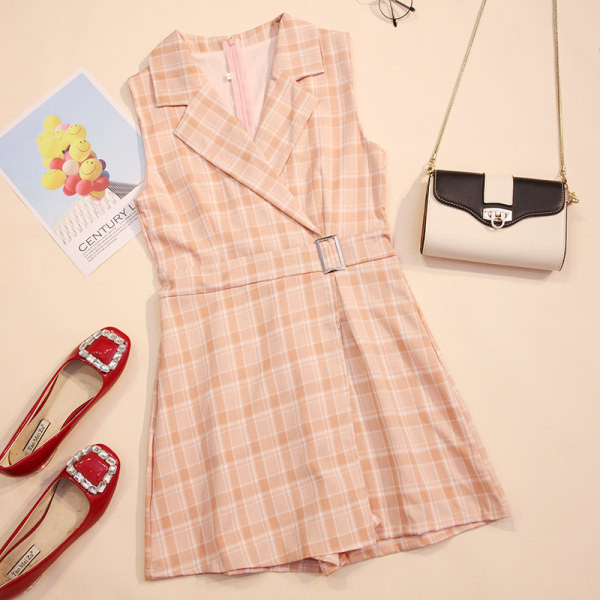 Salopeta dama in carouri cu curea si decolteu spitz