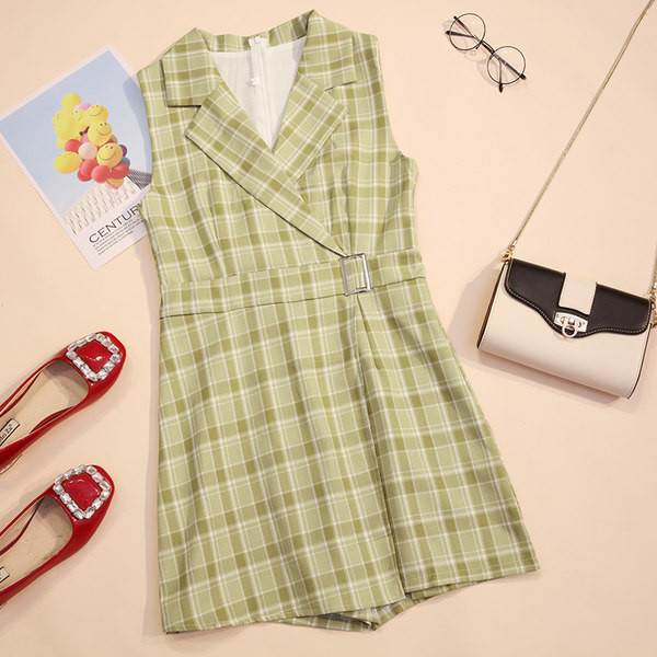 Salopeta dama in carouri cu curea si decolteu spitz