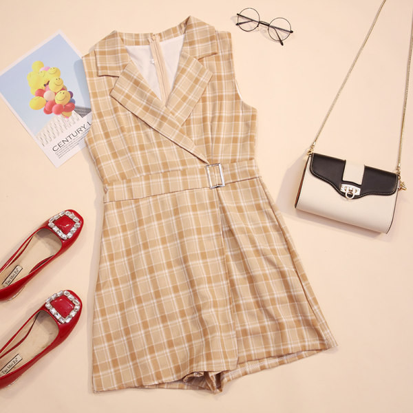 Salopeta dama in carouri cu curea si decolteu spitz