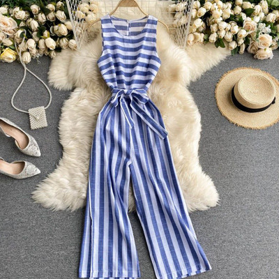 Ležerni ženski prugasti kombinezon s okruglim izrezom i remenom