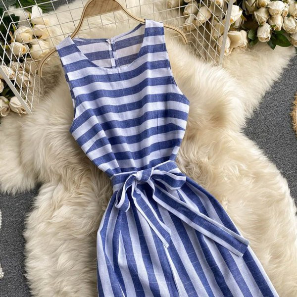 Ležerni ženski prugasti kombinezon s okruglim izrezom i remenom