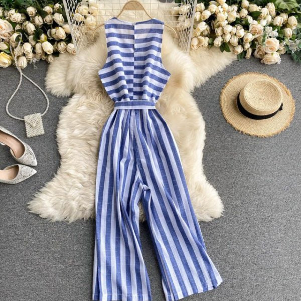 Ležerni ženski prugasti kombinezon s okruglim izrezom i remenom