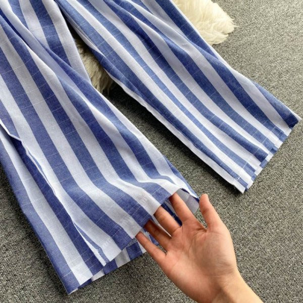 Ležerni ženski prugasti kombinezon s okruglim izrezom i remenom