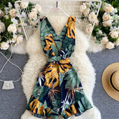 Salopetă scurtă de damă colorată, cu decolteu spitz