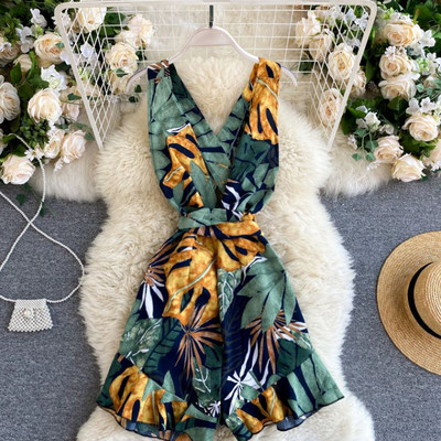 Salopetă scurtă de damă colorată, cu decolteu spitz