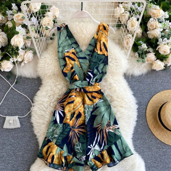 Salopetă scurtă de damă colorată, cu decolteu spitz