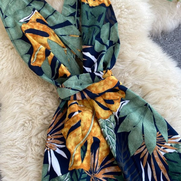 Salopetă scurtă de damă colorată, cu decolteu spitz