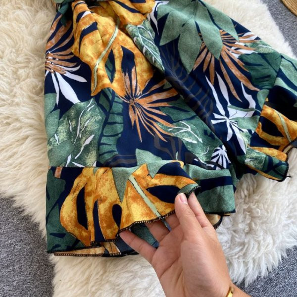 Salopetă scurtă de damă colorată, cu decolteu spitz