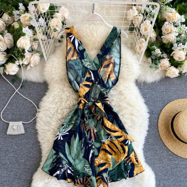 Salopetă scurtă de damă colorată, cu decolteu spitz