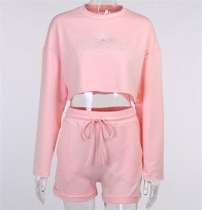 Set de pantaloni scurți pentru femei și un buldozer scurt cu o inscripție