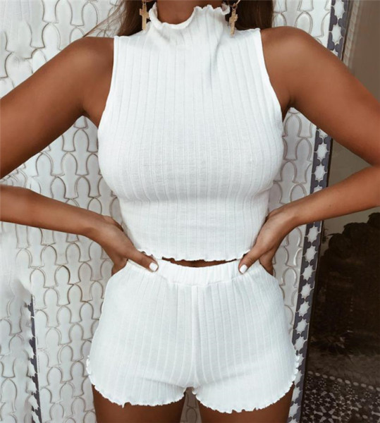 Μοντέρνο γυναικείο σετ  - αμάνικο και σορτς