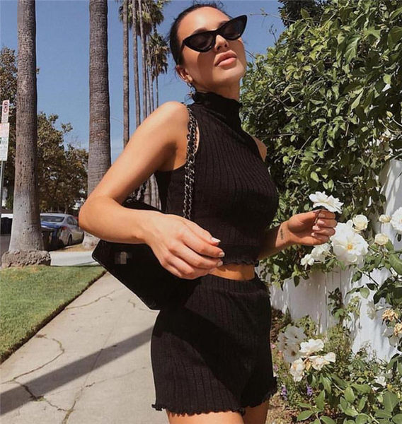 Μοντέρνο γυναικείο σετ  - αμάνικο και σορτς