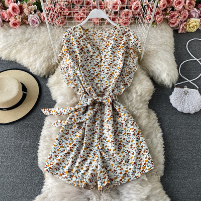 Ženski kratki kombinezon s kovrčama i gumbima