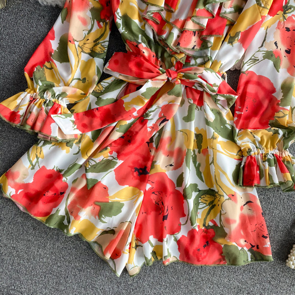 Γυναικεία ολόσωμη φόρμα με βολάν και λαιμόκοψη