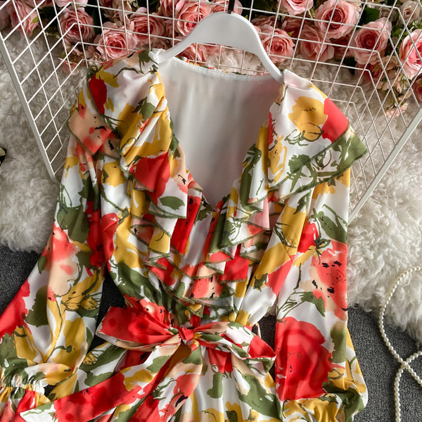 Γυναικεία ολόσωμη φόρμα με βολάν και λαιμόκοψη