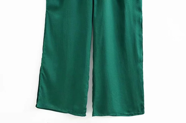 Μακρύ ολόσωμη φόρμα με βαθύ ντεκολτέ