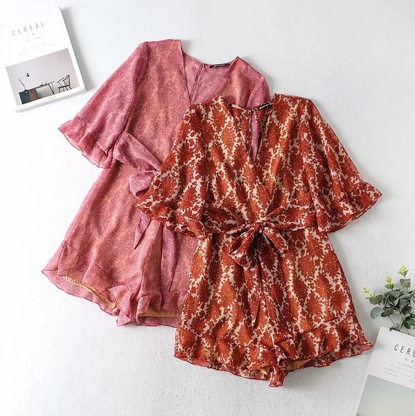 Νέο μοντέλο κοντή  ολόσωμη φόρμα με βαθύ ντεκολτέ