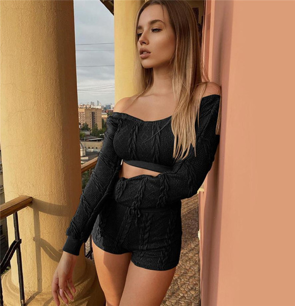 Κομψό γυναικείο σετ  - μπλούζα με μακριά μανίκια και σορτς