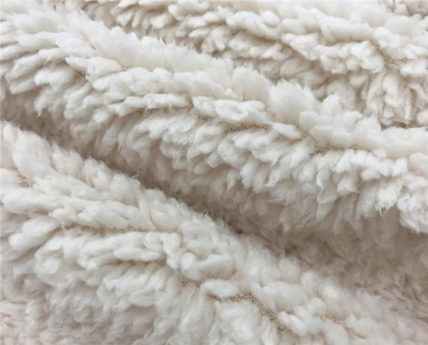 Set elegant de bluză scurtă de damă, cu glugă și pantaloni scurți