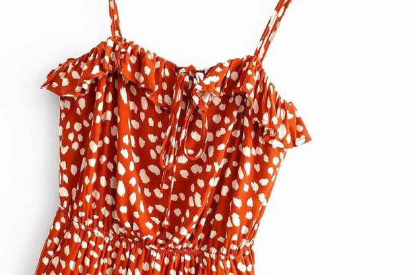 Μεγάλα νούμερα γυναικεία ολόσωμη φόρμα με λεπτά τιραντάκια και βολάν