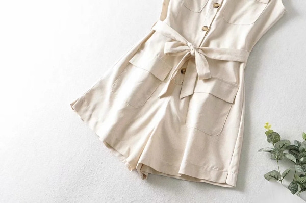 Καθημερινή κοντή ολόσωμη φόρμα με κουμπιά και τσέπες