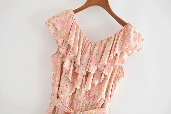 Μακριά καλοκαιρινή ολόσωμη φόρμα με λουλουδάτο μοτίβο