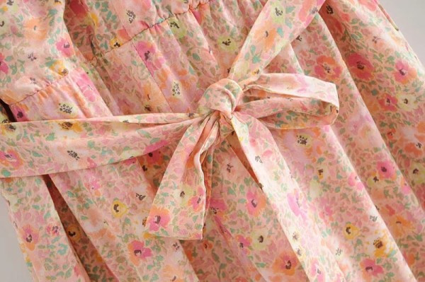 Μακριά καλοκαιρινή ολόσωμη φόρμα με λουλουδάτο μοτίβο