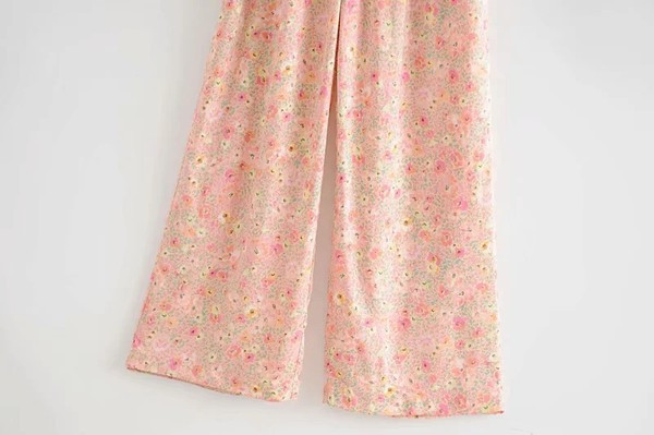 Μακριά καλοκαιρινή ολόσωμη φόρμα με λουλουδάτο μοτίβο