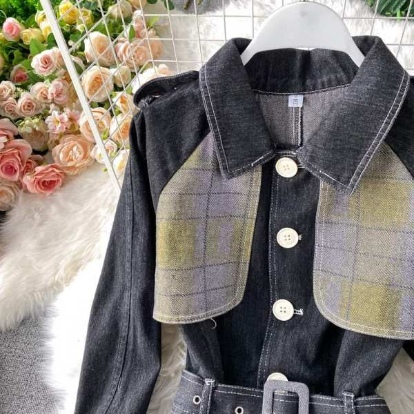 Ženski traper kombinezon s klasičnom kragnom i remenom