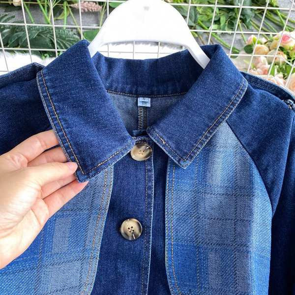 Ženski traper kombinezon s klasičnom kragnom i remenom