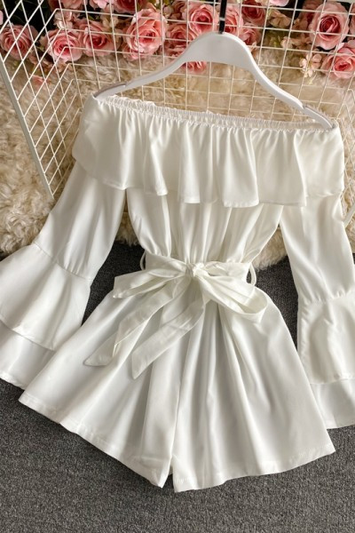 Salopetă scurtă de damă cu umerii goi și mâneci lotus