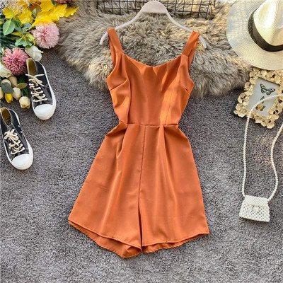 Salopetă scurtă modernă de damă, cu bretele și decolteu rotund