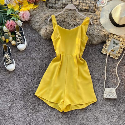 Salopetă scurtă modernă de damă, cu bretele și decolteu rotund