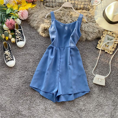 Salopetă scurtă modernă de damă, cu bretele și decolteu rotund