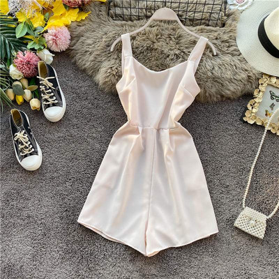 Salopetă scurtă modernă de damă, cu bretele și decolteu rotund