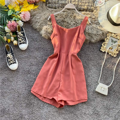 Salopetă scurtă modernă de damă, cu bretele și decolteu rotund