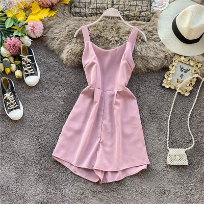 Salopetă scurtă modernă de damă, cu bretele și decolteu rotund