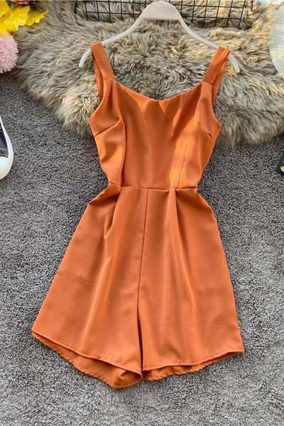 Salopetă scurtă modernă de damă, cu bretele și decolteu rotund