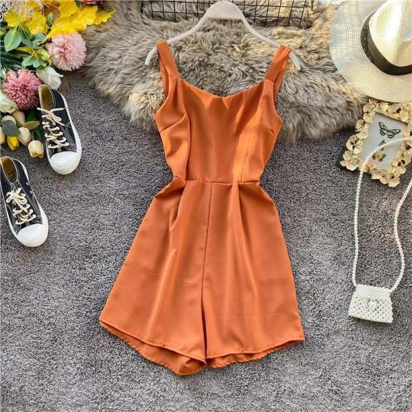 Salopetă scurtă modernă de damă, cu bretele și decolteu rotund