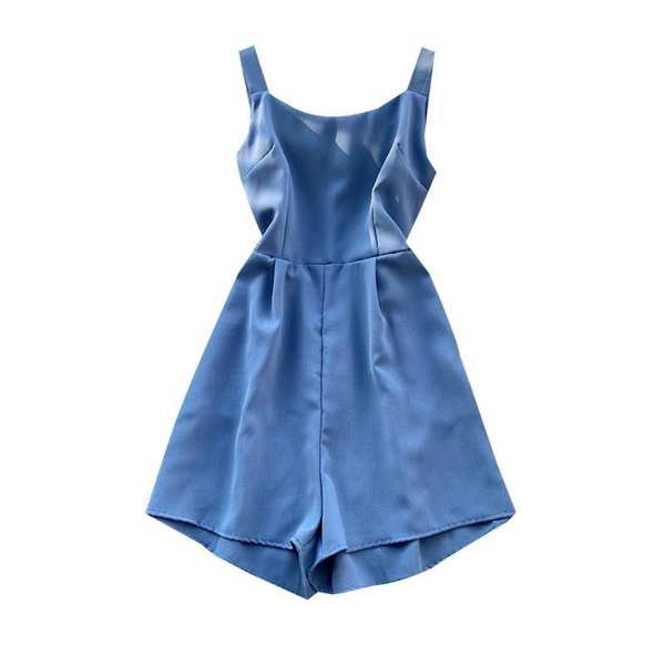 Salopetă scurtă modernă de damă, cu bretele și decolteu rotund