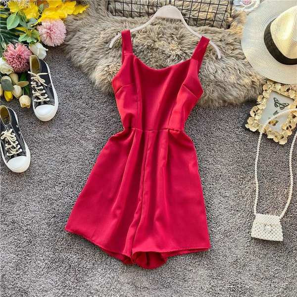 Salopetă scurtă modernă de damă, cu bretele și decolteu rotund