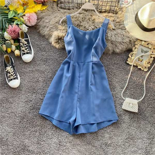 Salopetă scurtă modernă de damă, cu bretele și decolteu rotund