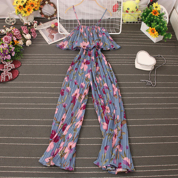 Ženski kombinezon s tankim naramenicama i cvjetnim motivima